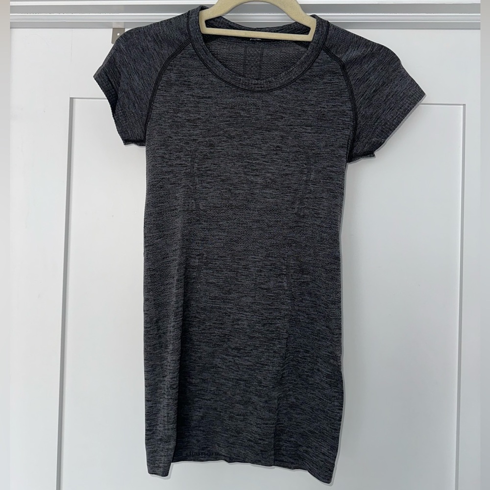 Lululemon Swiftly Tech Short-Sleeve Shirt Hip Length in Heathered Grey, Size 4